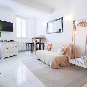 cosy-studio-situ-en-plein-cur-du-vieil-antibes.fr-provencehotel.com/